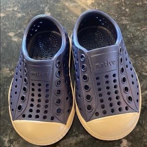 Native navy shoes - GREAT condition- 4c